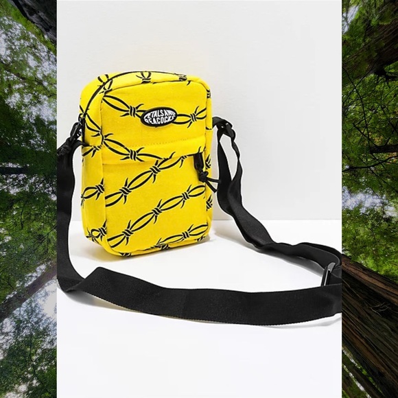 Petals And Peacocks Handbags - 🍋NWT Petals & Peacocks Shoulder Bag🍋